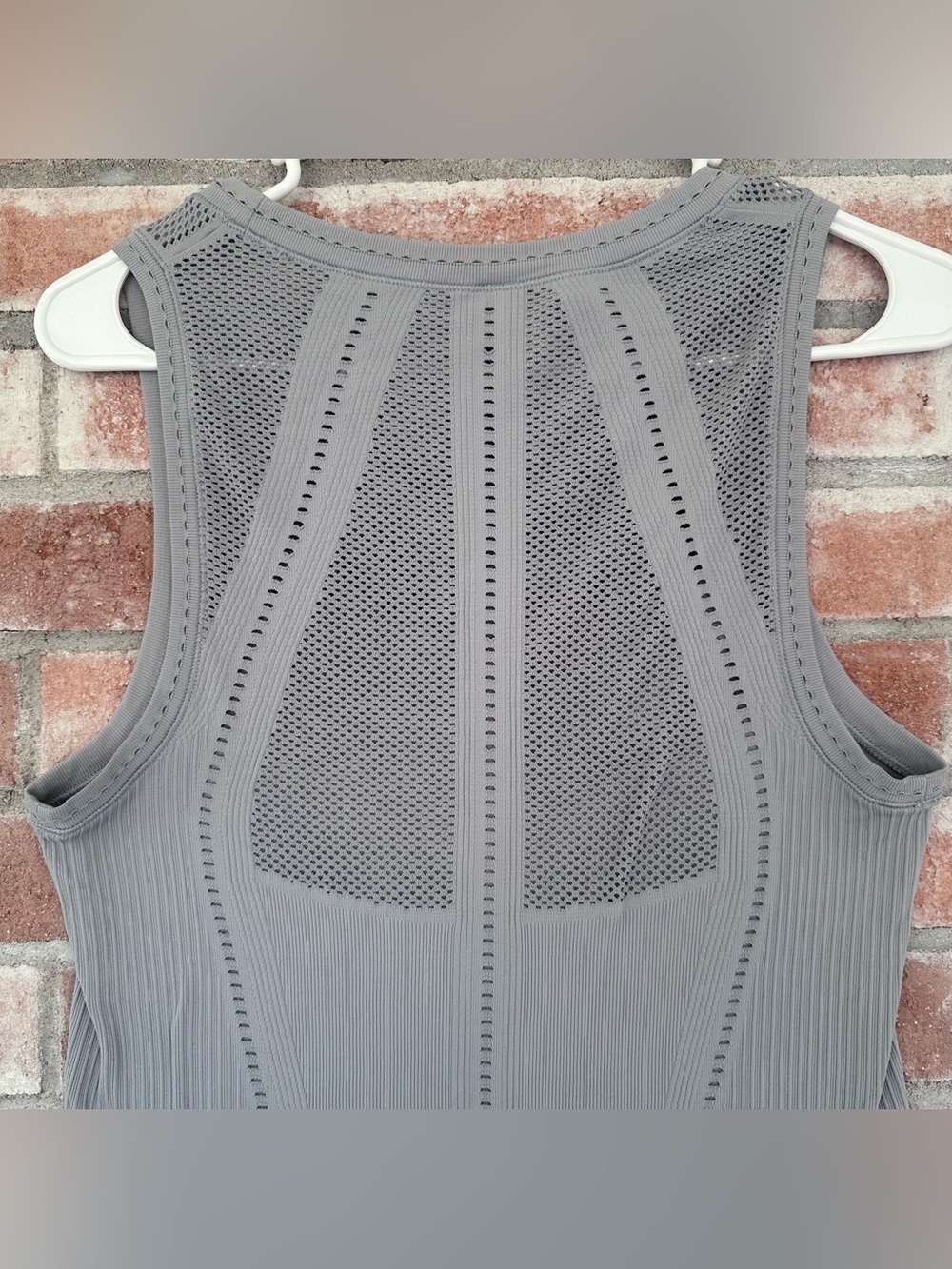 Athleta Gray Tank Top Women’s Medium Fitted Active Running Performance Gym - Picture 8 of 9
